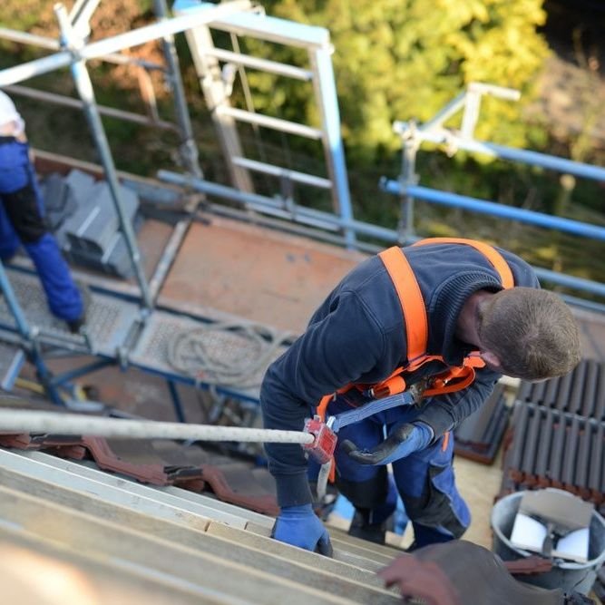Leggen van dakpannen door onze dakspecialist Leggen van dakpannen door onze dakspecialist