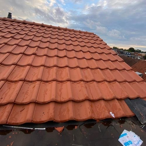 Mooie dakpannen geplaatst Dakdekker Den Bosch inspectie van pannendak
